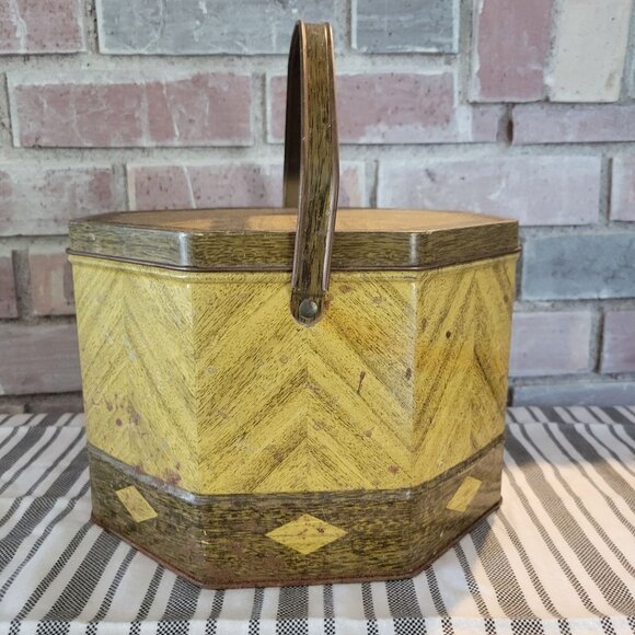 Vintage Loose-Wiles Biscuit Co Octagonal Tin With Yellow & Brown Chevron Pattern - Picture 4 of 10